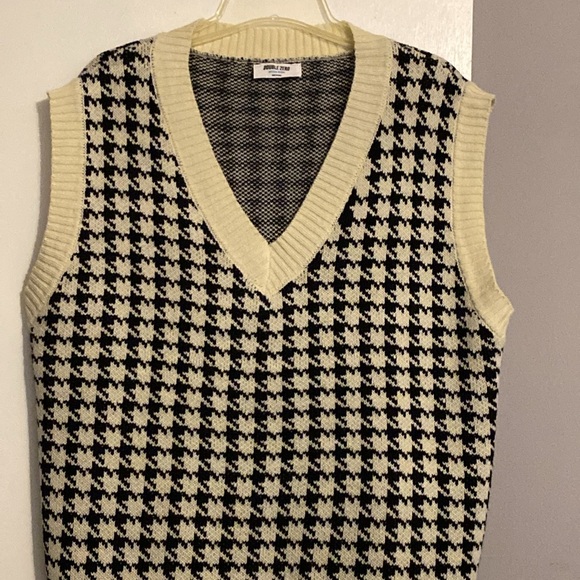 Double Zero Women’s  Oversized Houndstooth Sweater Vest - Picture 2 of 6